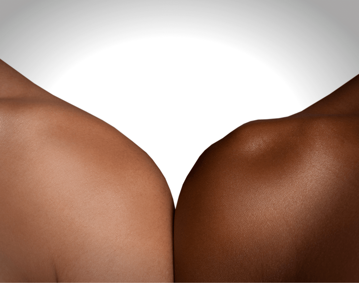 Deux épaules nues côte à côte ayant un teint de peau diffèrent
